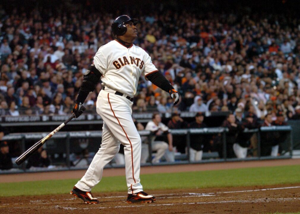 2007: Barry Bonds surpasses Hank Aaron